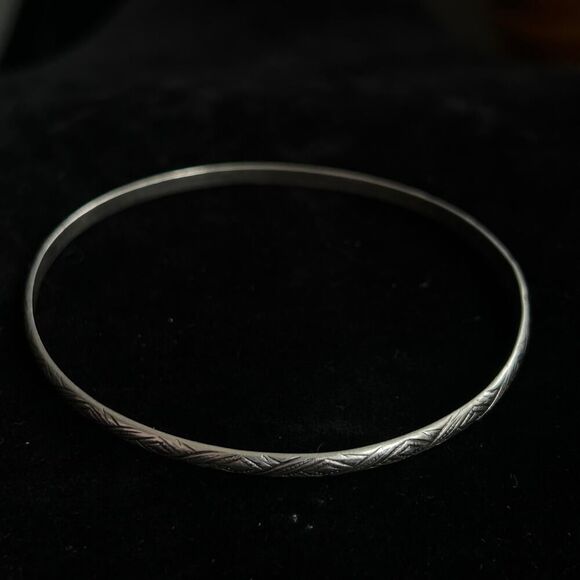925 Jewelry Jewelry - Vintage Marked 925 Sterling Etched Design Bangle Bracelet 3mm thick 7.85in-7.24g